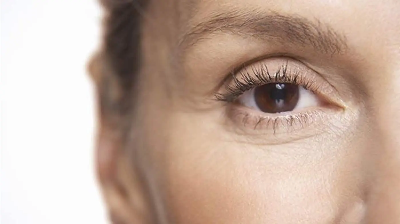 Ξεκούραστο και λαμπερό βλέμμα με τον ορό ζαφειριού ματιών από την ανάPLASIS