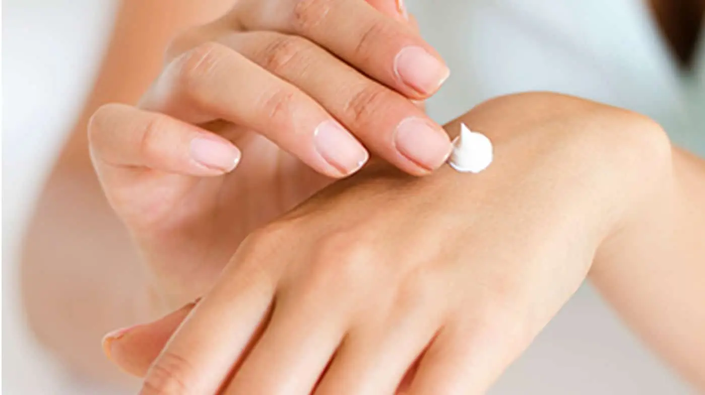 Οι δύο καλύτεροι σύμμαχοι ενάντια στην ξηρότητα και το σκάσιμο των χεριών