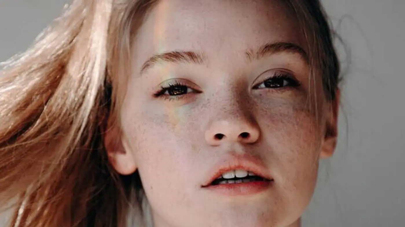 Πείτε αντίο στις δυσχρωμίες του προσώπου με την ανάPLASIS!